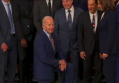 Video: Kamala Harris Refuses To Drop To Her Knees In Front Of An Entire NBA Team – Biden Gets Down On One Knee In Front Of The VP And Historic Levels Of Cringe Ensues
