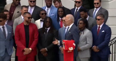 Video: Whose Hand Is Biden Trying To Shake Here? Joe Completely Ignores The Head Coach Of The Chiefs – The Reaction Of The Players Says It All